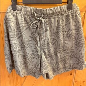 GAP Palm-Print Drawstring Shorts - green